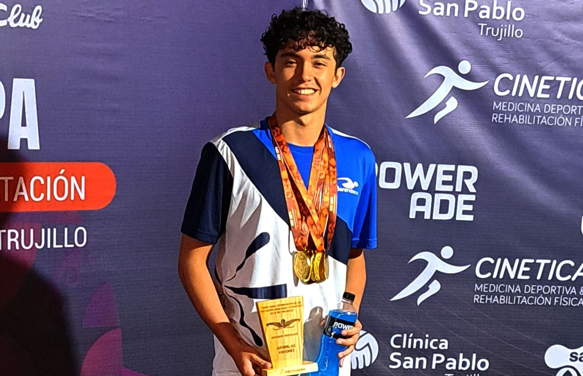 Carlos Andrés Díaz Lecca medalla de oro en la prueba 50 metros estilo mariposa.