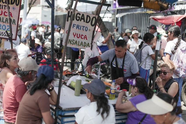 Señor de los Milagros recorre calles del Centro de Lima y Breña en su cuarta salida procesional