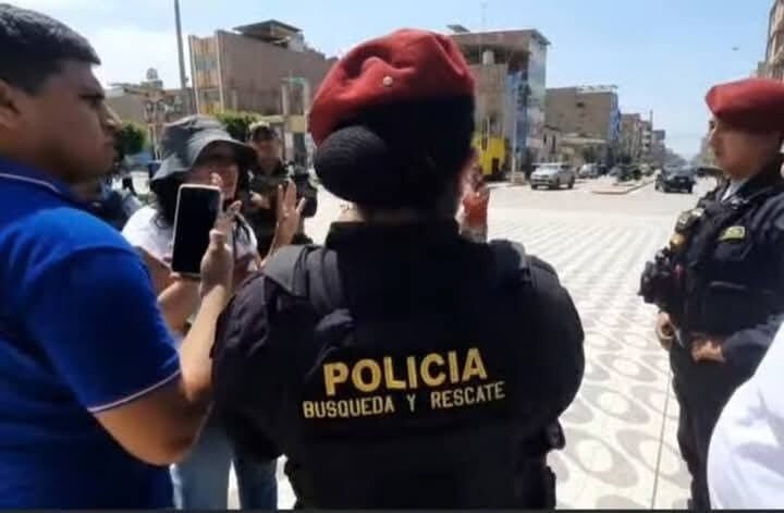 Cinco policías la llevaron en dos patrulleros solo para control de identidad.