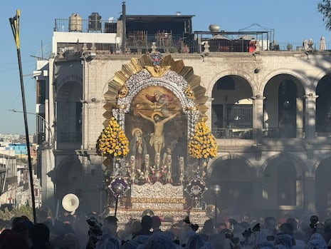 Primer recorrido del Señor de los Milagros en Arequipa (FOTOS y VIDEO)