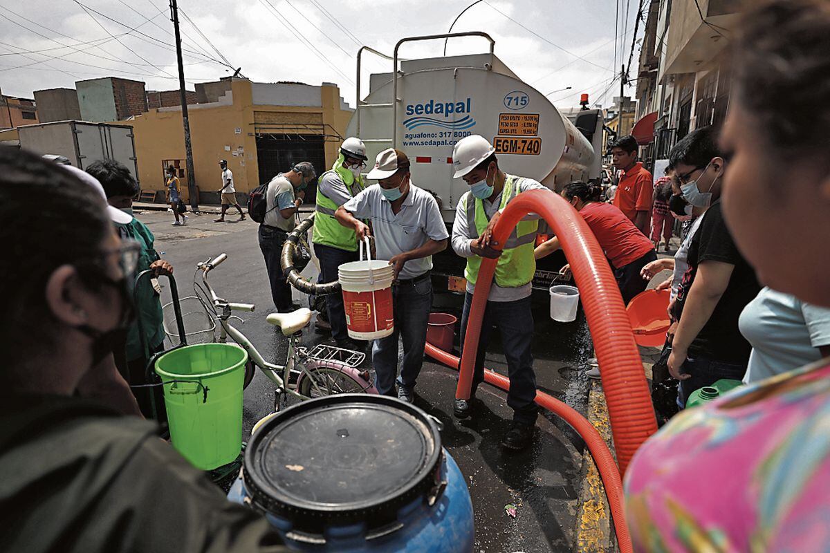 Miles de personas en la periferia de Lima se abastece con camiones cisternas.
Vecinos de Barrios Altos denuncian falta de agua desde hace 4 días, personal de SEDAPAL repartió el líquido elemento en cisterna por la zona.
Fotos: Julio Reaño/@photo.gec
