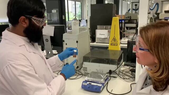 Australia: desarrollan polvo magnético que elimina microplásticos del agua en una hora