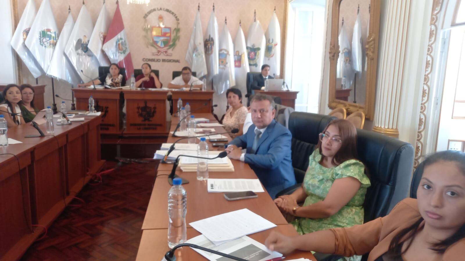 El consejero regional por Trujillo, Ever Cadenillas, señaló que muchos padres de familia se ven en problemas al tratar de conseguir la lista de útiles para la educación de sus hijos, el uniforme y, principalmente, los libros que exigen.