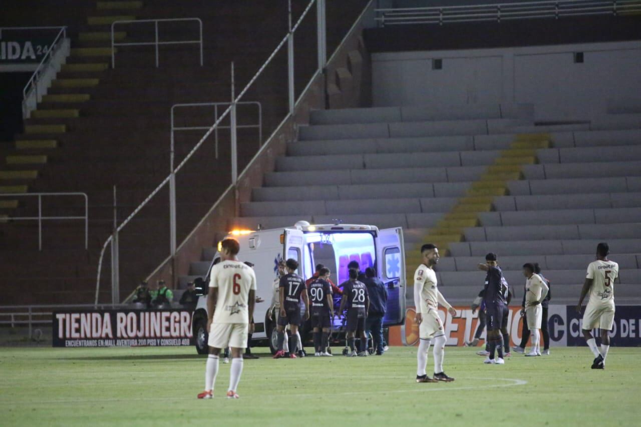 Una ambulancia atendió al defensor tras la lesión (Foto: GEC)