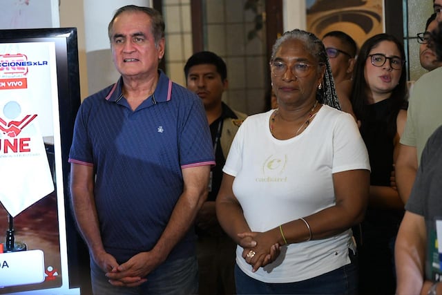 El candidato por partido "Buen Gobierno", Jorge nieto, recibió el flash electoral en su local en el centro de Lima. (Fotos: Paloma del Solar /@photo.gec)