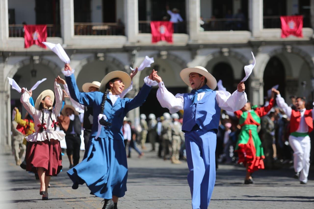 Jóvenes rinden homenaje a la Ciudad Blanca en la Plaza de Armas. (Foto: Leonardo Cuito)