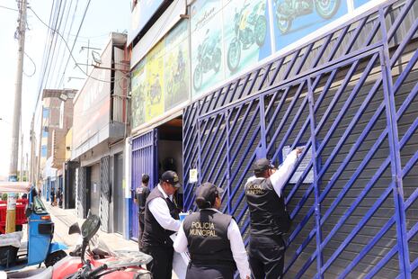 Municipalidad de Ica sanciona cinco locales que exhibían motos y mototaxis en la vía pública