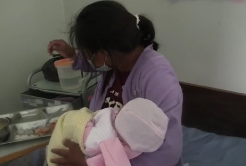 Madre adolescente con su bebé.