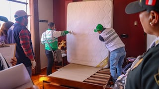 Hallan colchones con manchas y presunta sangre en hostales de Huancayo