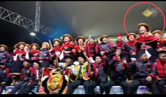 Conjunto ganador es agredido con botellas lanzadas por el público.