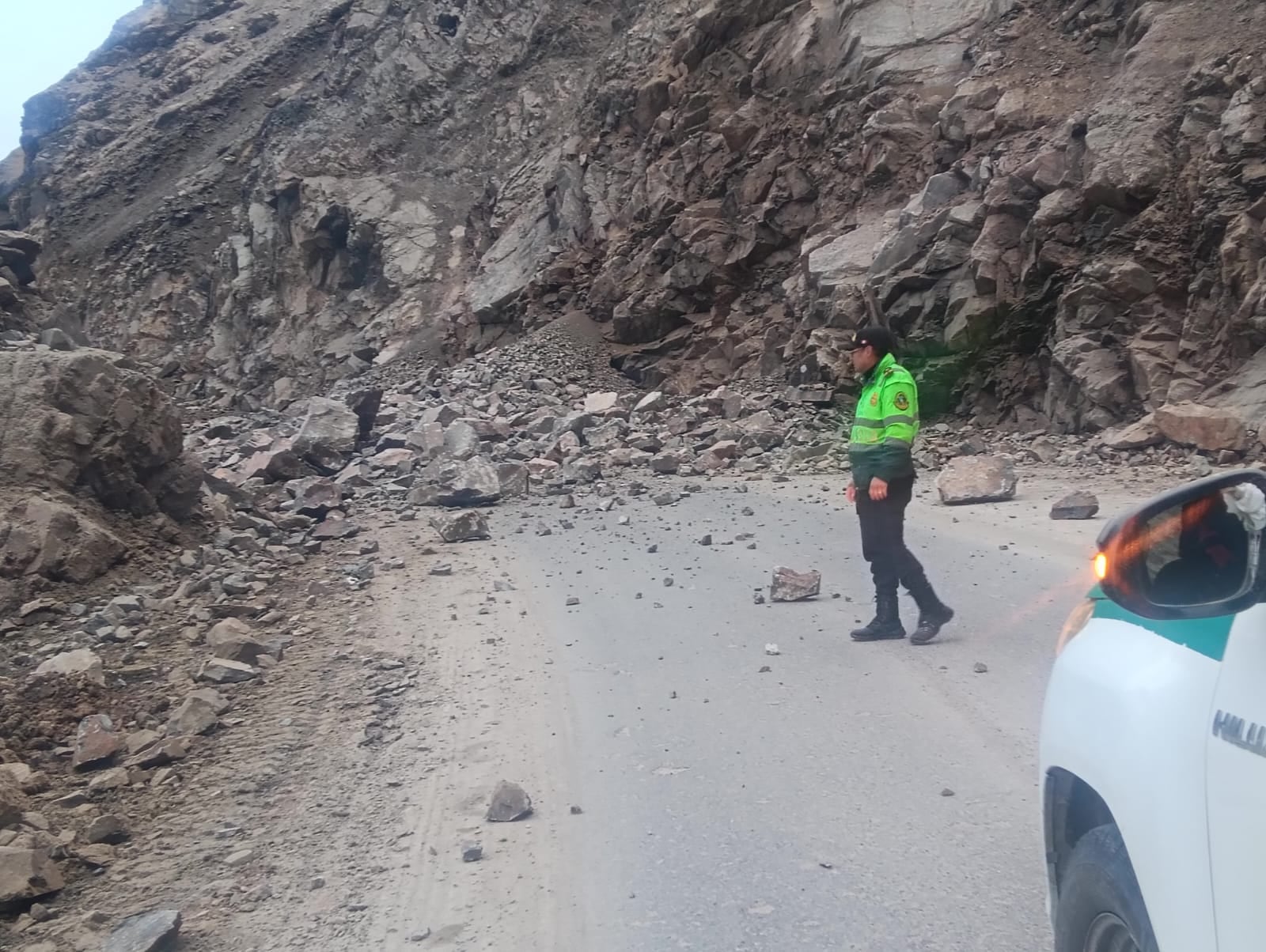 Derrumbe en La Panchada, en la Panamericana Sur, en Arequipa. Foto: Provías Nacional.