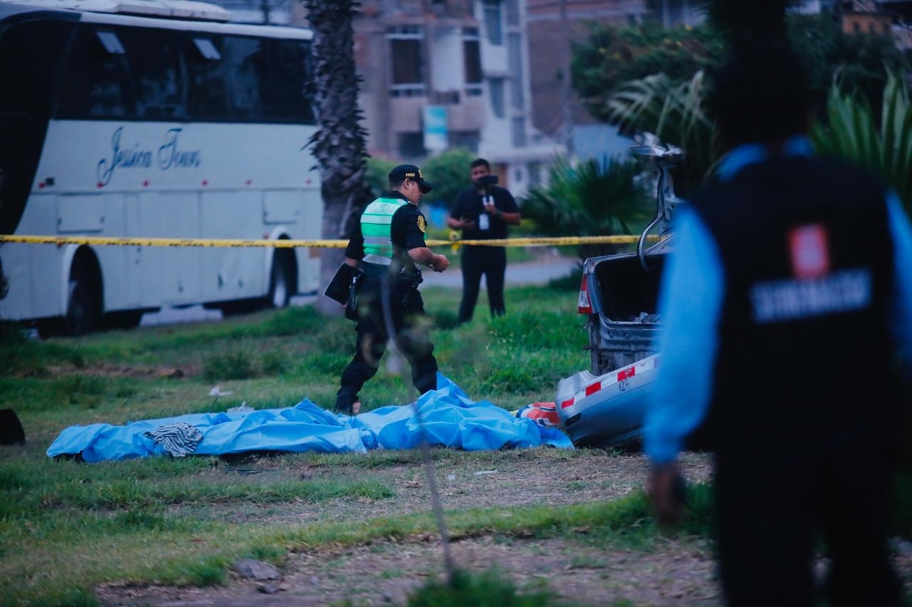 PNP acordona la zona para iniciar con las diligencias para esclarecer causas del accidente de tránsito.