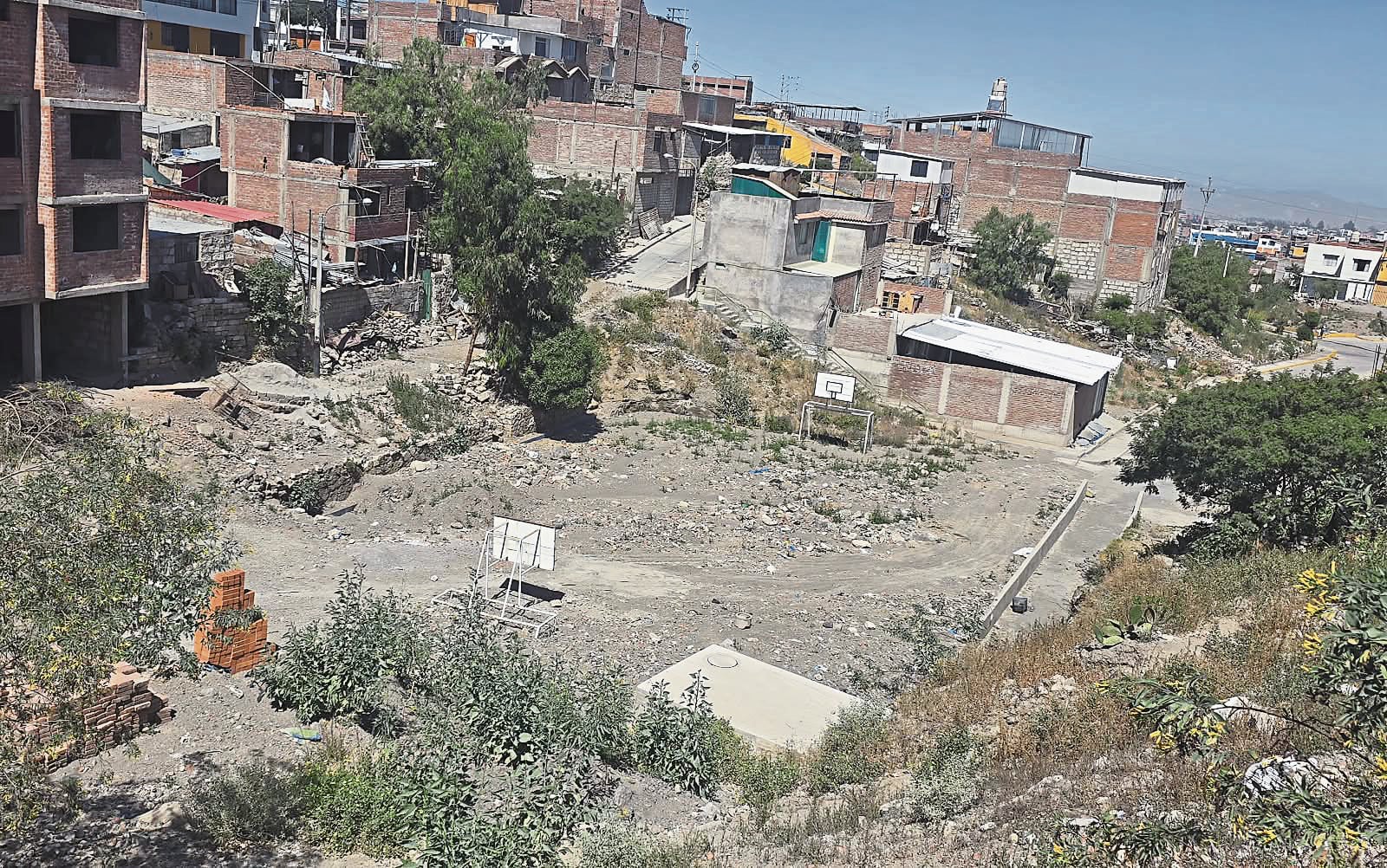 Losa deportiva abandonada en Cayma, desde el mes de febrero