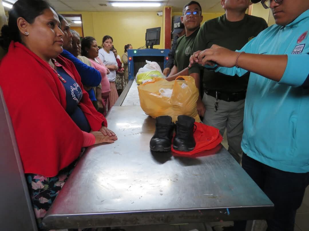 Quiso introducir móvil al penal pero la pillaron