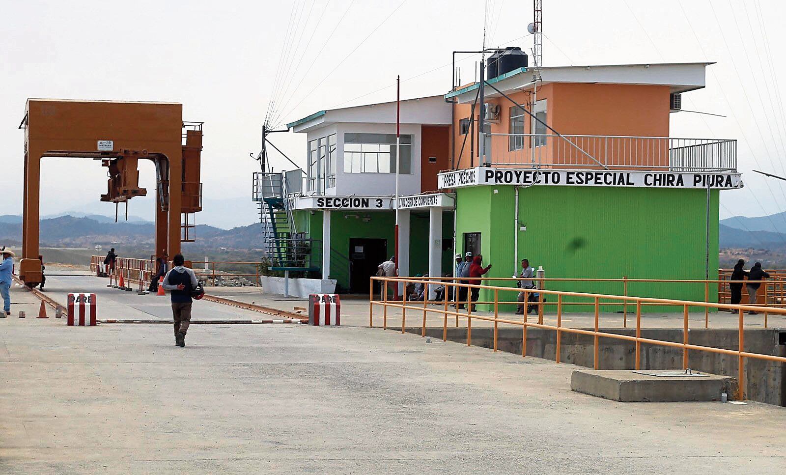 Señala que el comité de selección del Proyecto Especial Chira-Piura (PECHP) otorgó de manera indebida la buena pro a dos postores para el servicio del levantamiento topográfico batimétrico para determinar la capacidad de almacenamiento de dicha represa