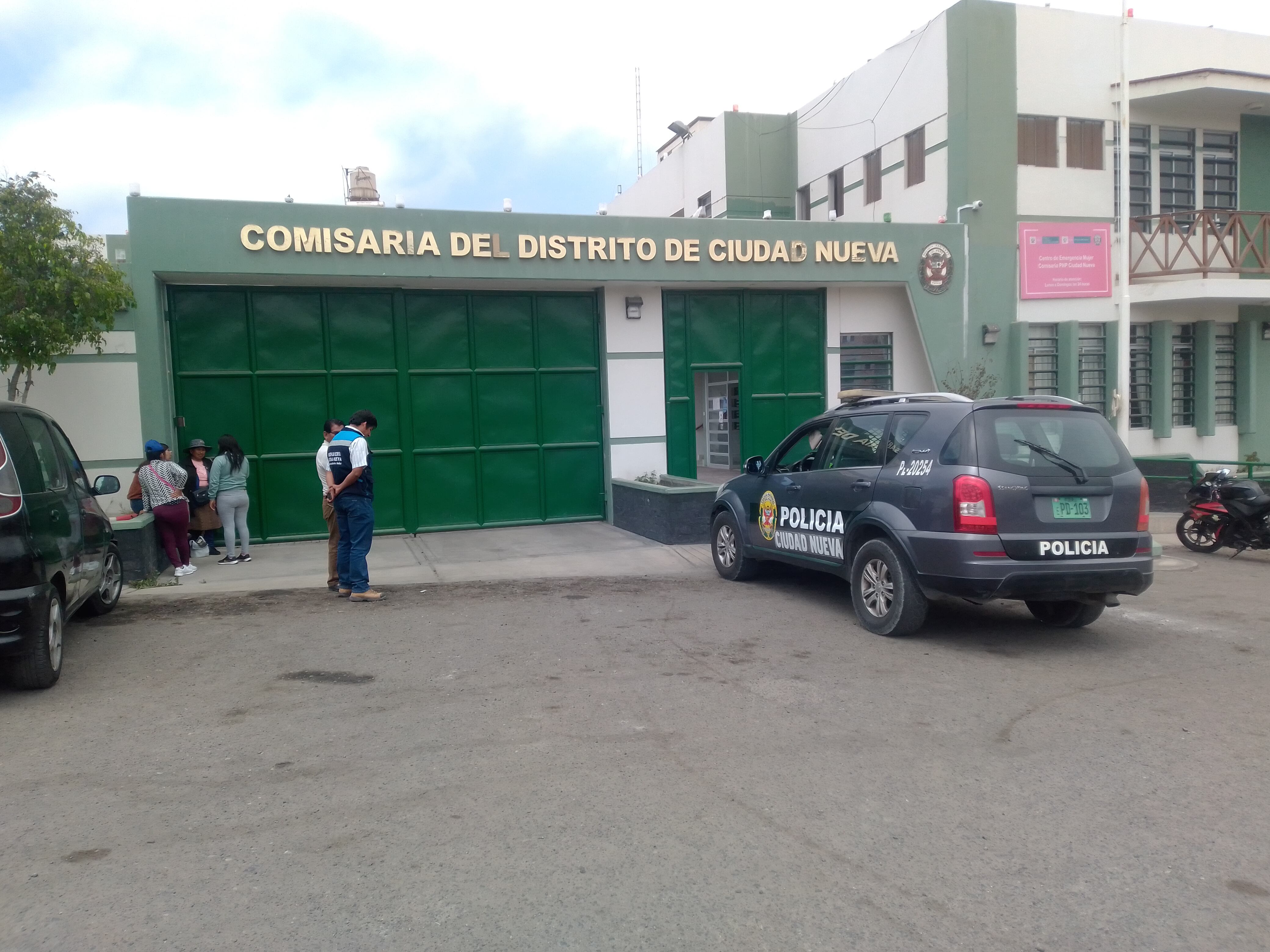 Familiares del conductor Tito Quispe Catachura lo esperaron afuera de comisaría de Ciudad Nueva. (Foto: Adrian Apaza)