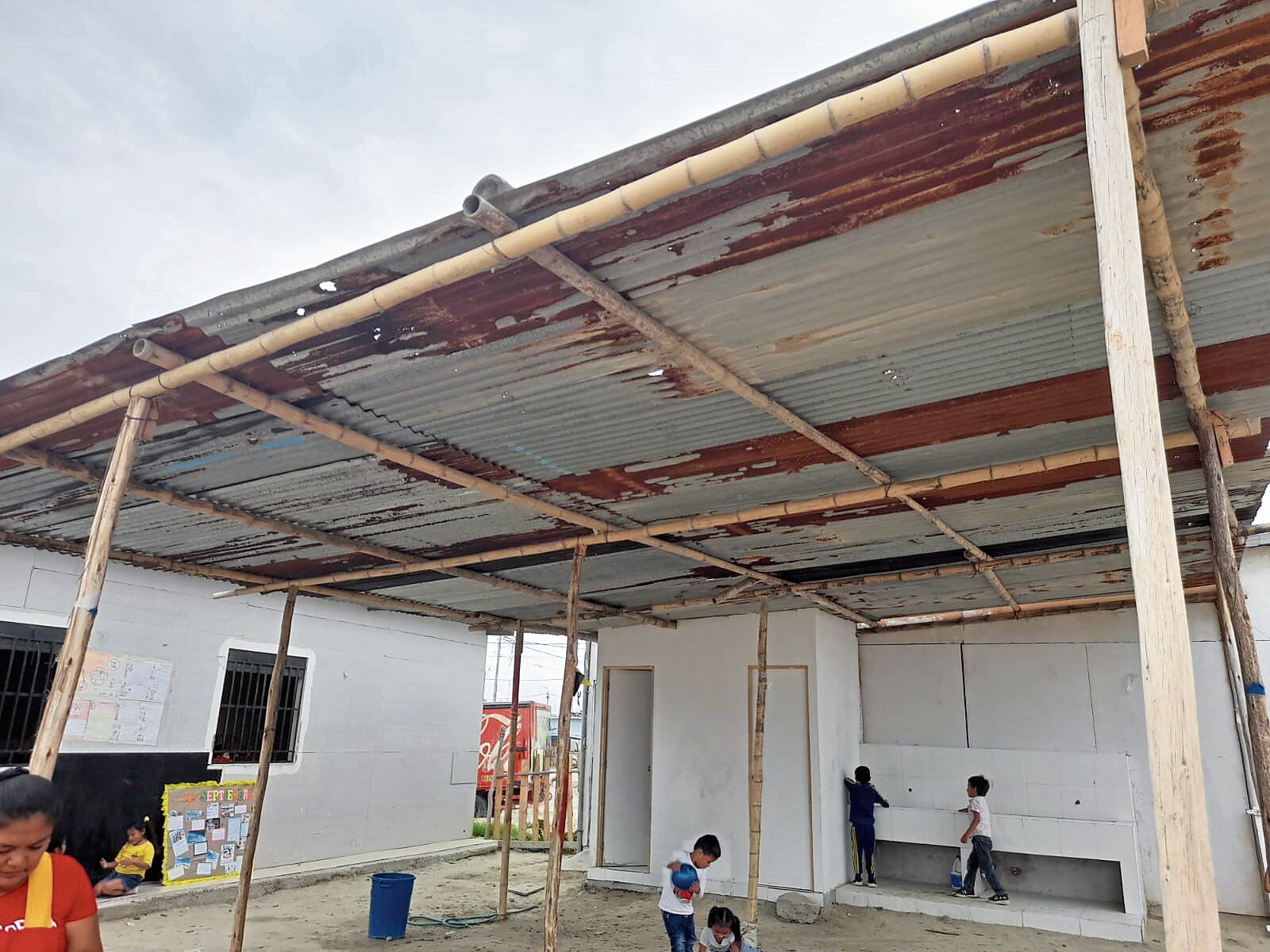 Existen dificultades para su reconstrucción debido a que muchos de los colegios carecen del saneamiento físico legal y se ubican en zonas urbanas marginales