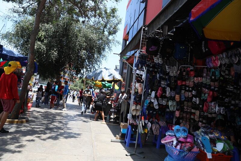El alcalde Mario Reyna dice que se permitirá que ambulantes circulen por una cuadra de av. España, previo pago de una sisa, eliminando las denuncias de ‘bolsas’. “Represión no es la solución al caos que genera el comercio informal”, afirma.