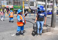 A chicotazos quieren evitar que se bote basura en plataforma comercial de Arequipa