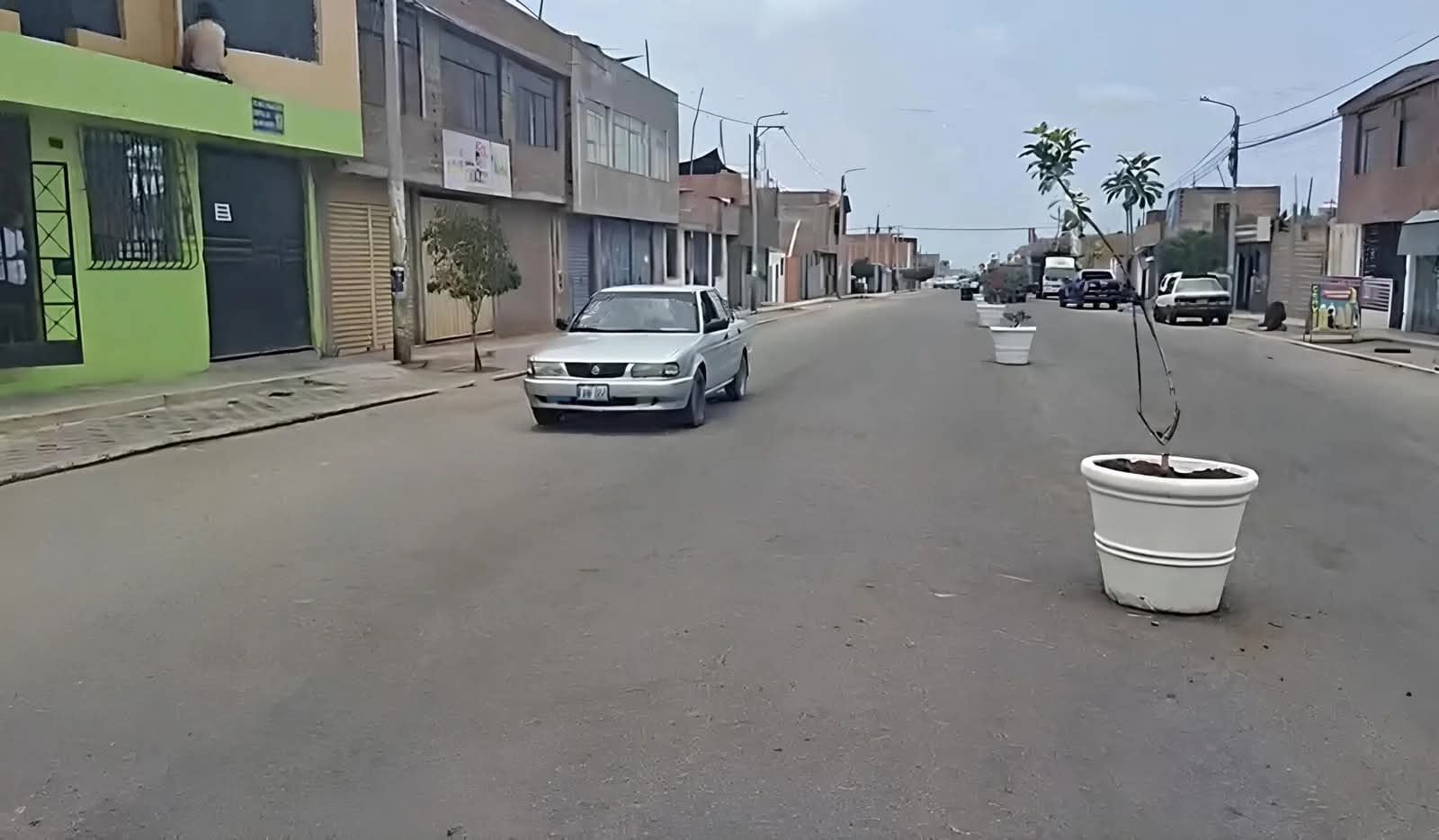 Maceteros blancos se instalaron en la mitad de la vía de ingreso a Pedregal Sur, en lugar de sardineles (Foto: Canal 33 Majes TV)