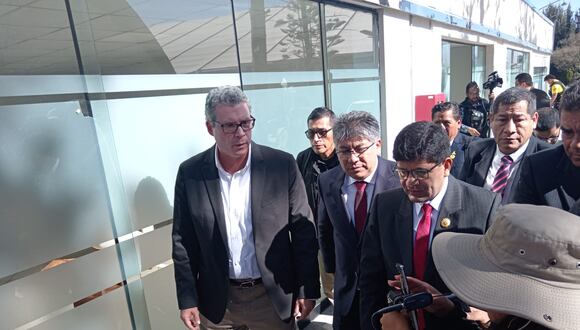 El ministro de Educación junto al gobernador de la región de Arequipa. Foto: GEC