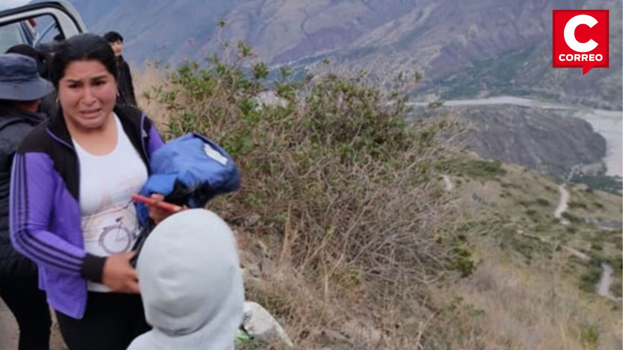 Una mujer perdió la vida luego de que motocar en la que viajaba despistara y cayera en abismo de 150 metros.