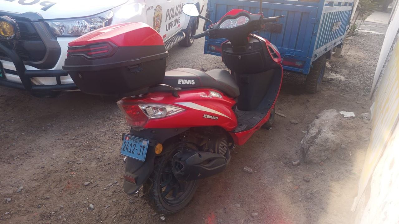 El vehículo estaba abandonado por la urbanización Santo Dominguito. (Foto: PNP)