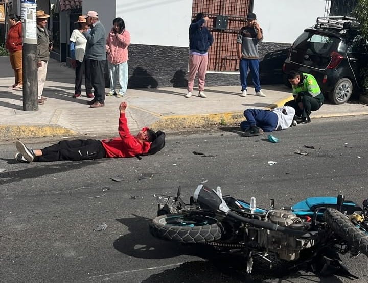 Motociclistas chocan contra auto cuando escapaban de la Policía en Arequipa