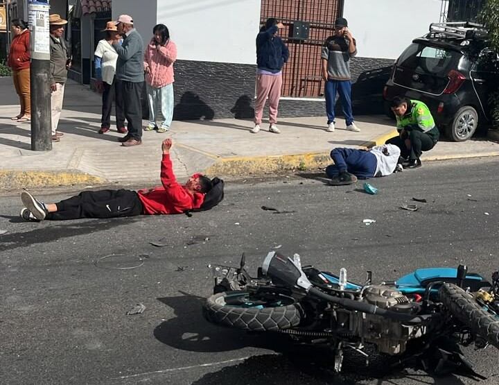 Motociclistas chocan contra auto cuando escapaban de la Policía en Arequipa (Foto: Pedro Torres/@photo.gec)