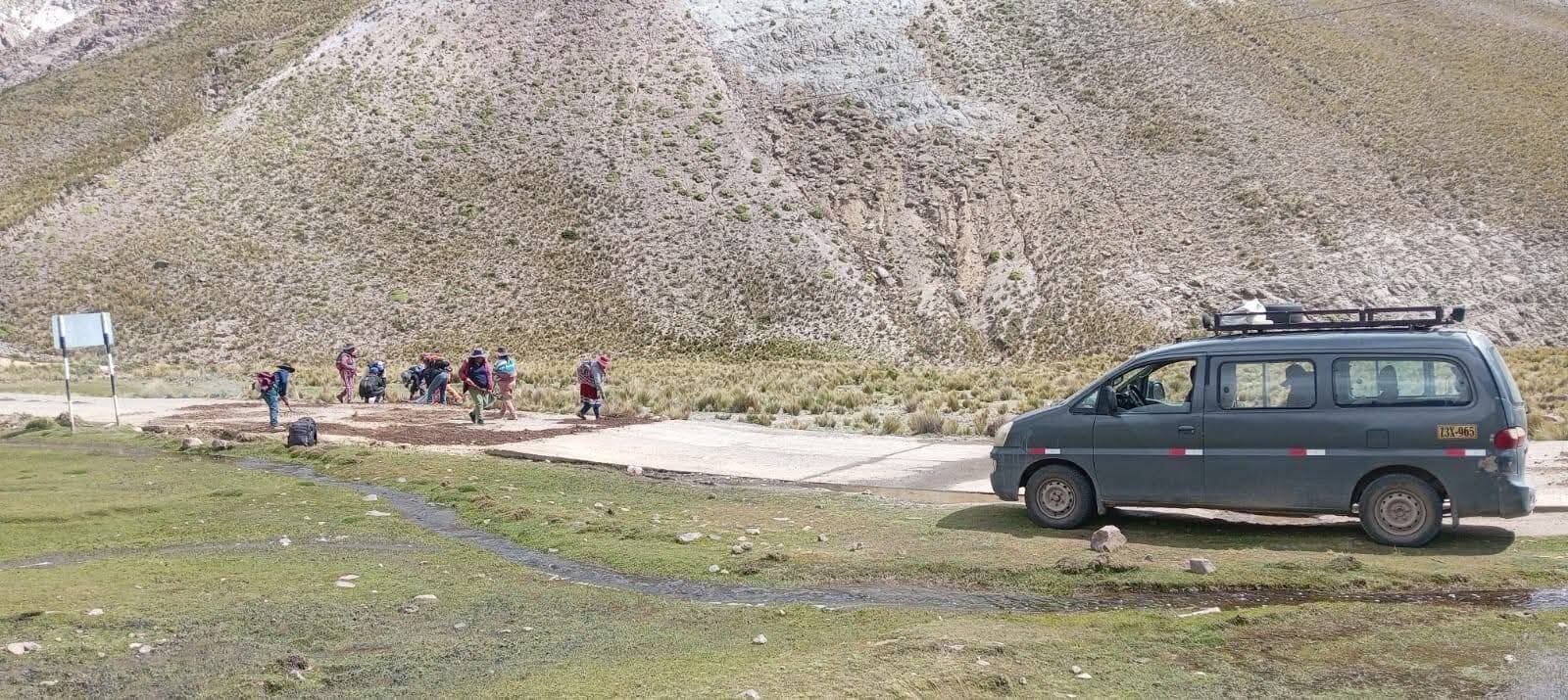 Pobladores de Andagua hicieron faena comunal para tapar los huecos en la carretera Ar-106