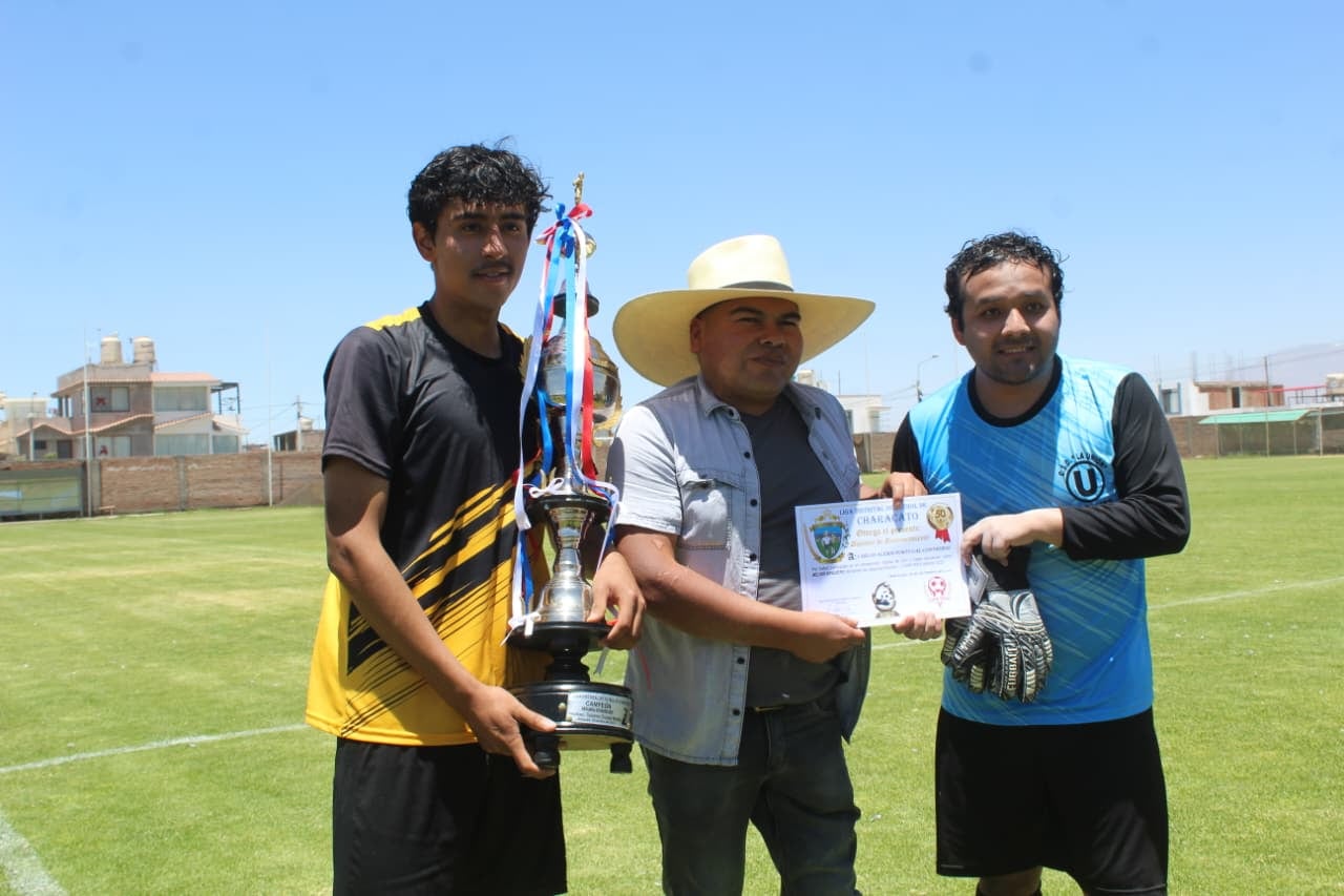 Frank Rodríguez (izquierda), presidente de la liga de Characato (medio) y Carlos Portugal, mejor arquero (derecha). (Foto: Álvaro Figueroa/@photo.gec)
