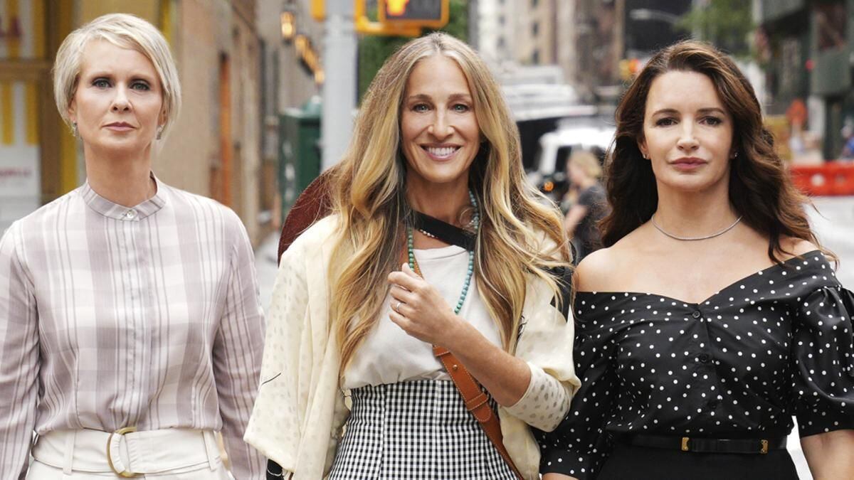 Carrie, Charlotte y Miranda regresan a HBO Max con nuevos episodios y estilos que ya están dictando tendencia. Conjuntos monocromáticos, accesorios llamativos y estampados geométricos dominan el vestuario de las protagonistas. (Foto: HBO)