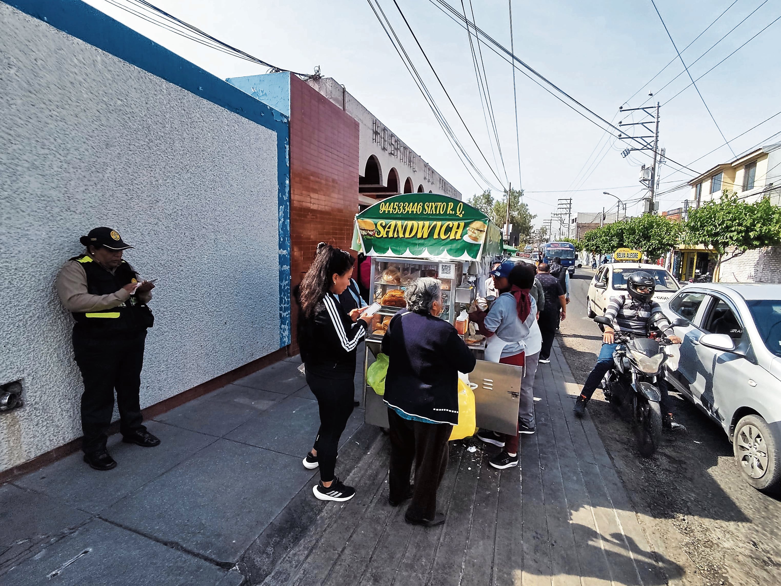 El comercio ambulatorio en hospital obstruye el acceso. (Foto: GEC)