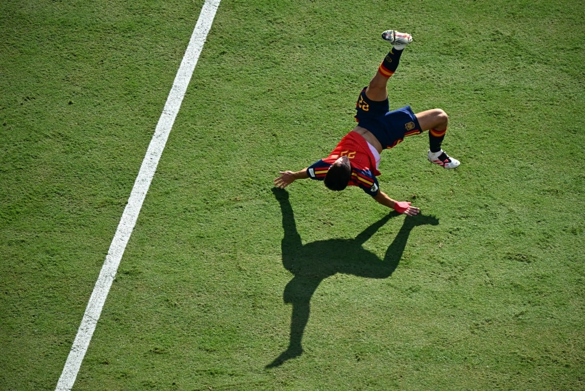 Falta sobre Pau Cubarsi. Enzo Fernández, de Argentina, es expulsado por tarjeta roja. Foto: Agencia AFP.