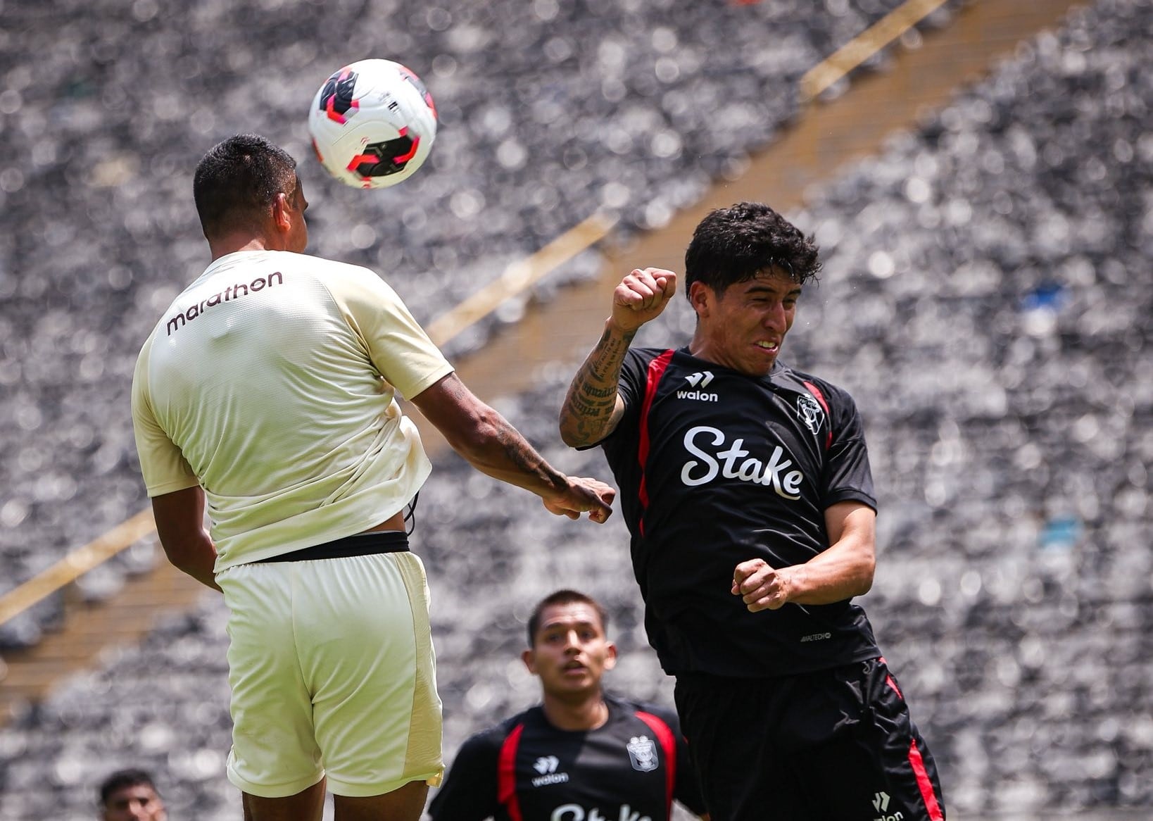 Matias Lazo es superado en el juego aéreo. Foto: Universitario.
