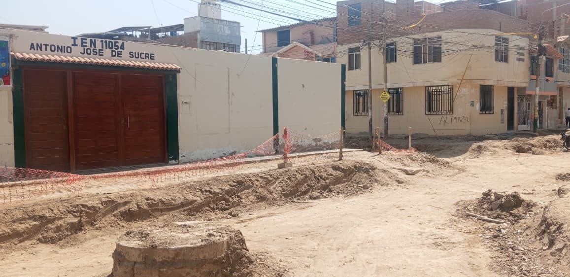 Calles con zanjas abiertas cerca a colegio Antonio José De Sucre.