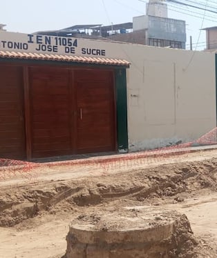 Calles con zanjas abiertas cerca a colegio Antonio José De Sucre.