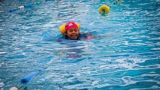 Sin límites: Personas con discapacidad participan en curso de natación en Arequipa