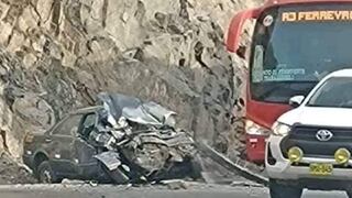 Una niña y otras 2 personas fallecen en el choque de un automóvil y un bus en Arequipa