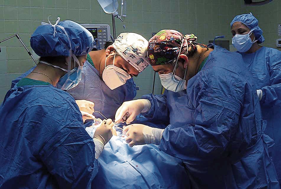 El médico especializado en otorrinolaringología realizó la hazaña médica y le retiró el proyectil sin causar daño visual ni neurológico. La intervención quirúrgica duró más de dos horas, que permitió extraer la bala. La menor siguió su proceso de recuperación hasta que le dieron de alta