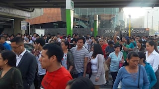 Metro de Lima: Usuarios buscan taxis colectivos ante falla eléctrica de la Línea 1 (VIDEO)