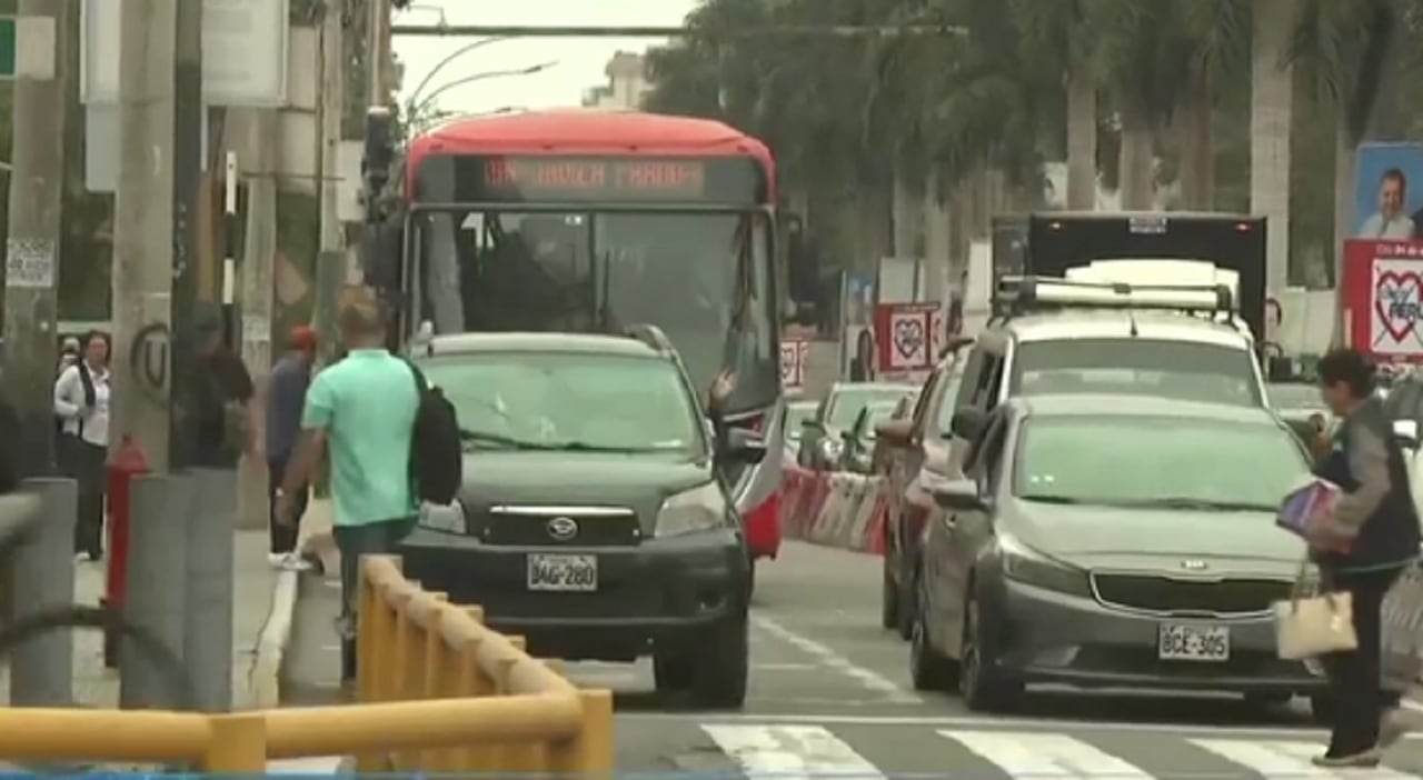 Las unidades informales recogen pasajeros delante de los buses y vuelven a ingresar al corredor tras el paso del transporte público. (Foto: Captura Canal N)