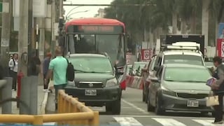 San Isidro: Colectivos ocupan carril exclusivo del Corredor Rojo pese a presencia de policías