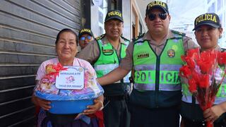 Policías rinden homenaje a madres en situación vulnerable de Huánuco