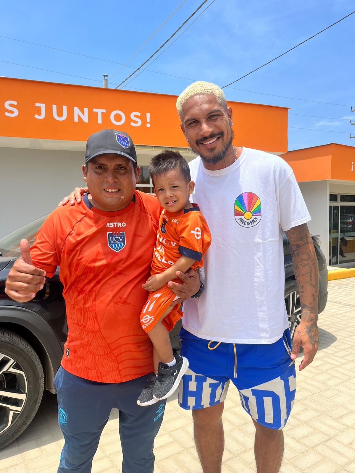 Guerrero con un pequeño hincha de la UCV. (Foto: Club UCV)