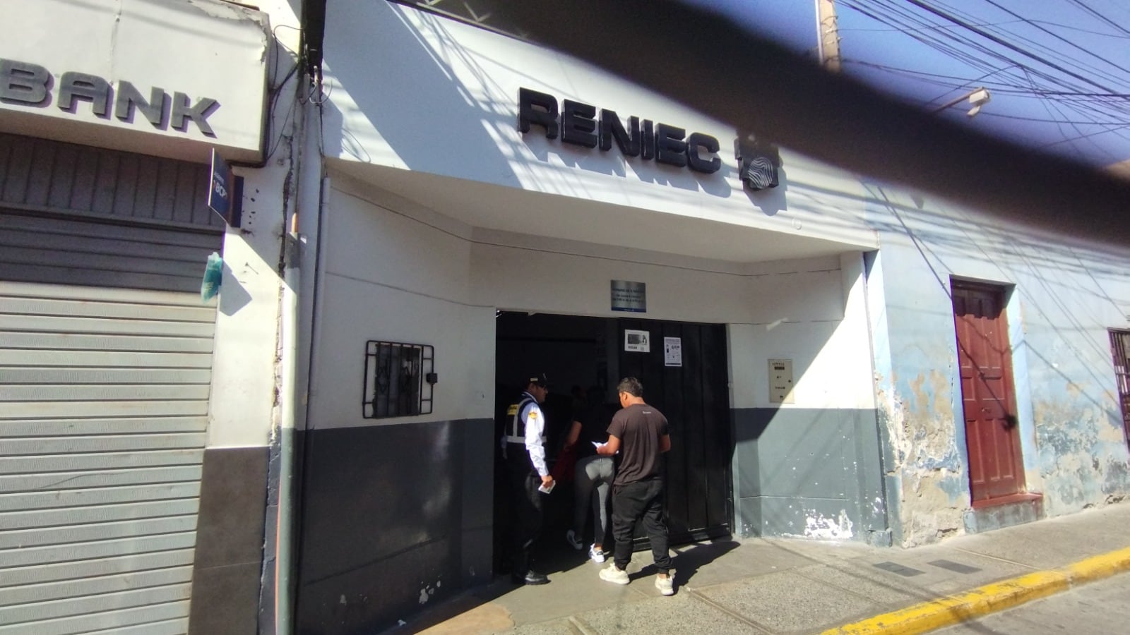 Varios ciudadanos aún no recogen su documento nacional de identidad. (Foto: Difusión)