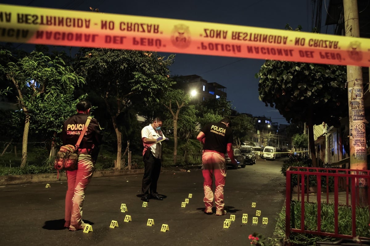 Un total de 49 casquillos de bala encontrados en la calle Los Eucaliptos, inmediaciones del parque El Bosque, límite entre San Juan de Miraflores y Santiago de Surco, donde se registró una balacera que dejó cinco heridos. (Foto: Joel Alonzo/@photo.gec)