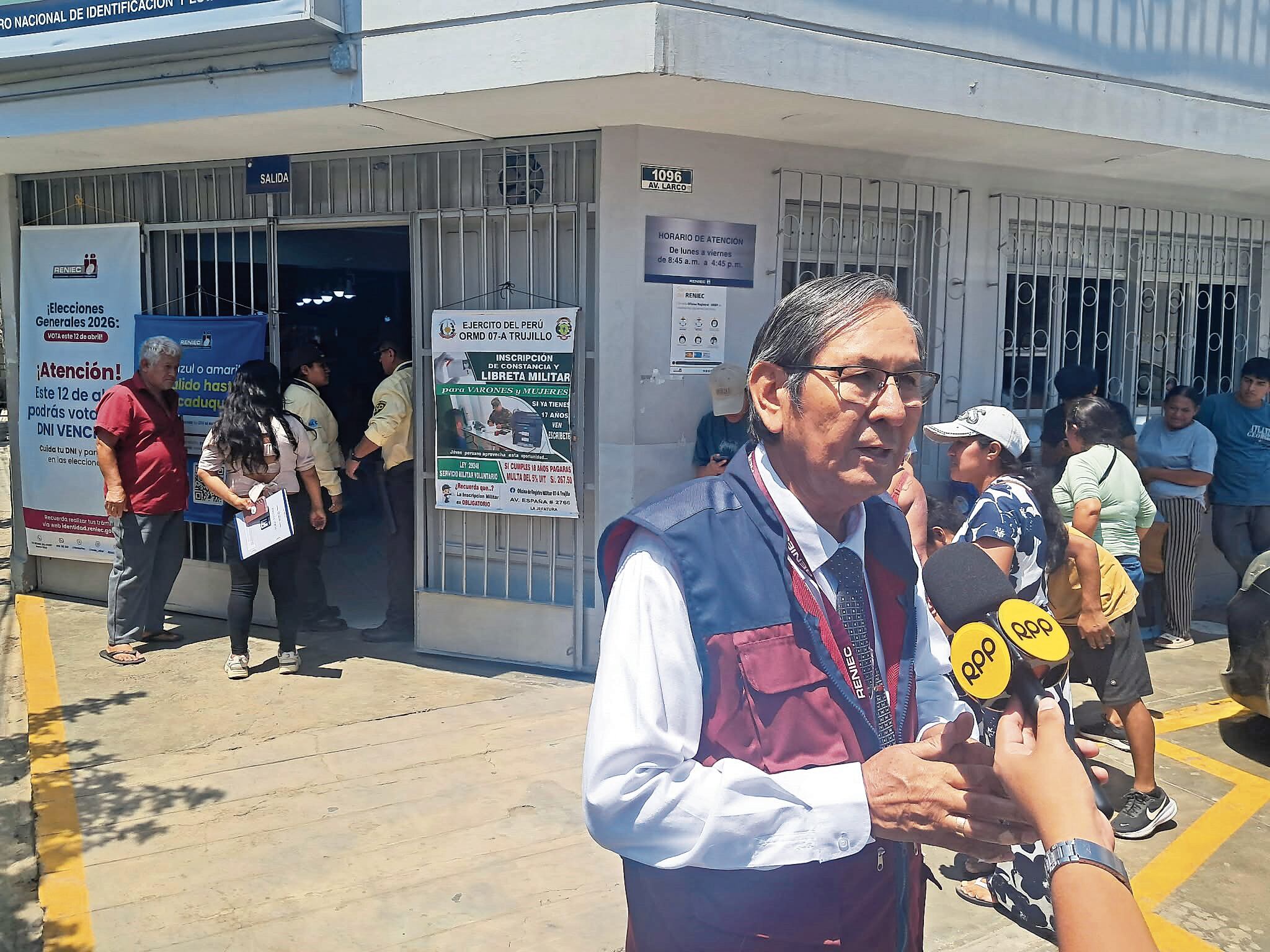 José Terrones Arteaga, jefe de esta entidad en la región La Libertad, informó que ampliaron la atención hasta las 6:00 de la tarde de ayer para poder darles facilidades a los ciudadanos.