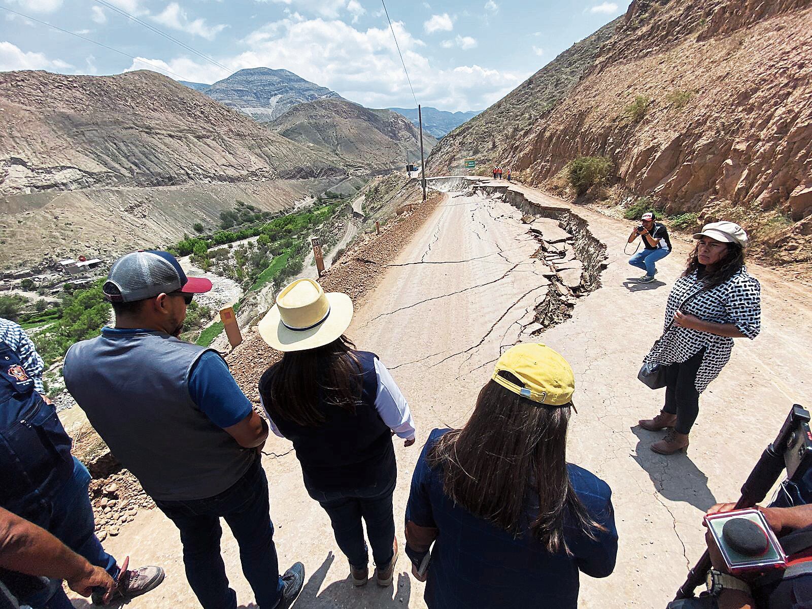 Las autoridades llegaron a la carretera situada en el pueblo de Yura Viejo. GEC.