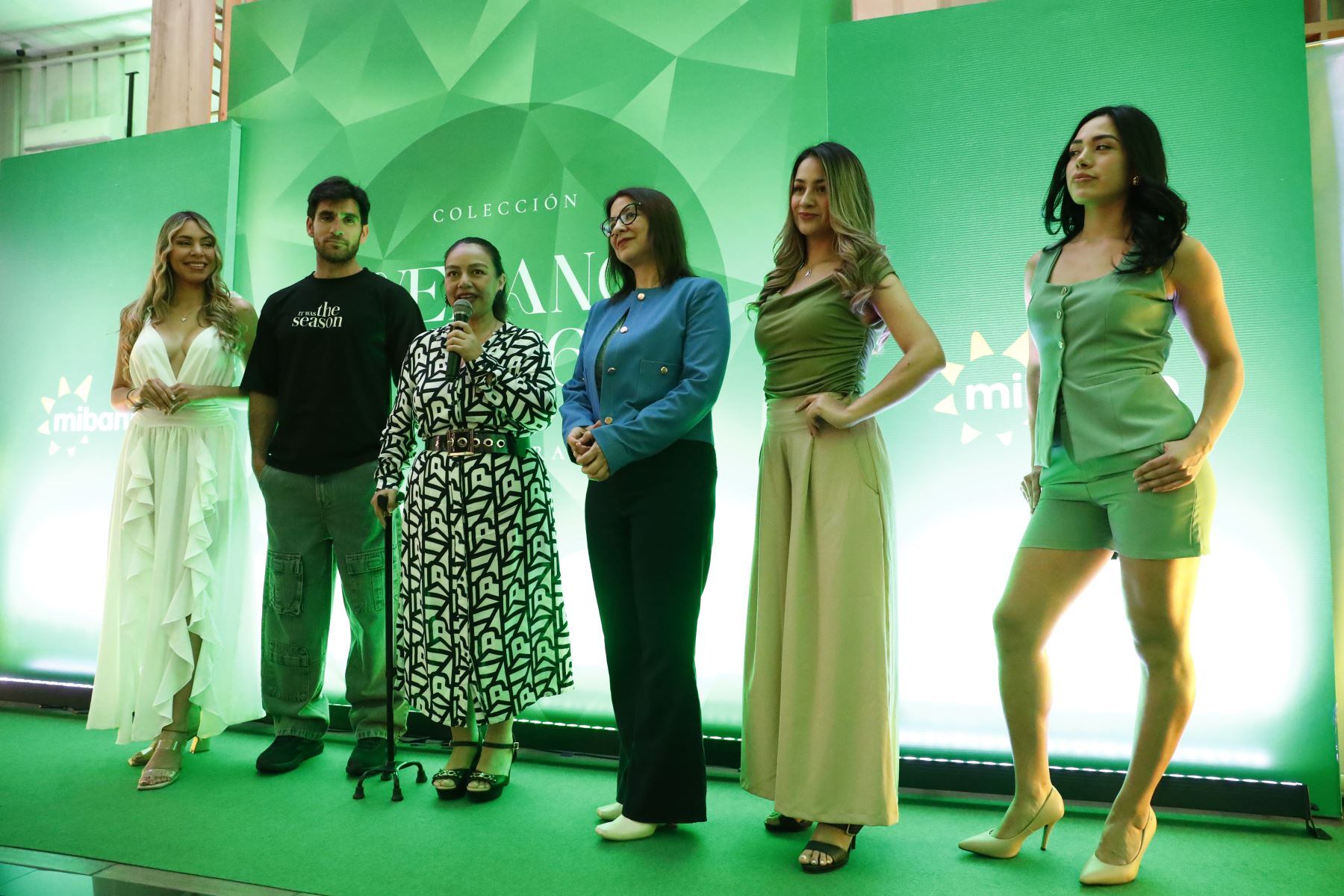 Los microempresarios hacen promociones de las prendas que confeccionan para la temporada de verano. / Andina